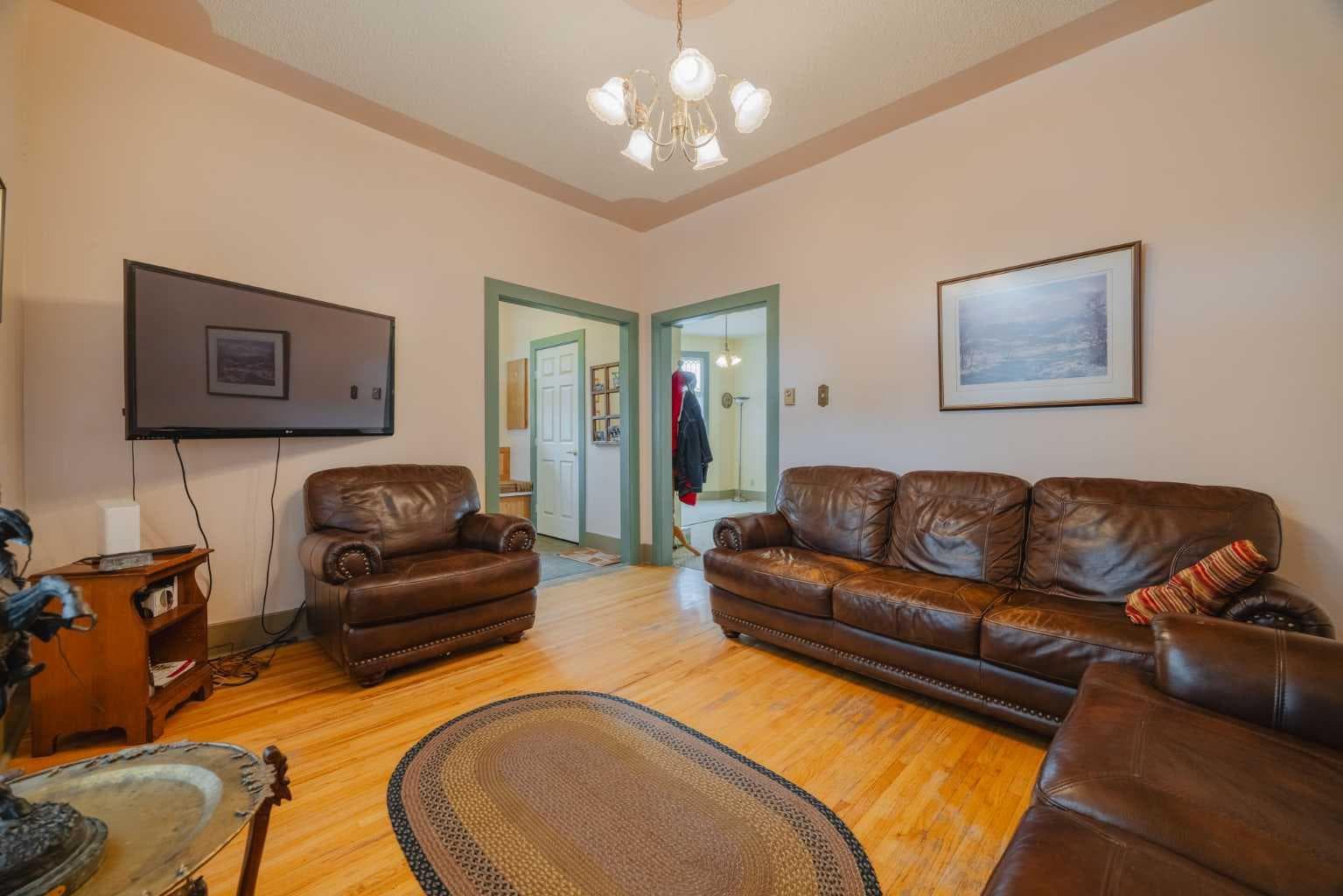 15 Elma Street W — photo 5
