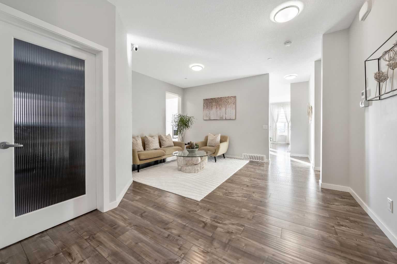 240 Lucas Crescent NW — photo 3
