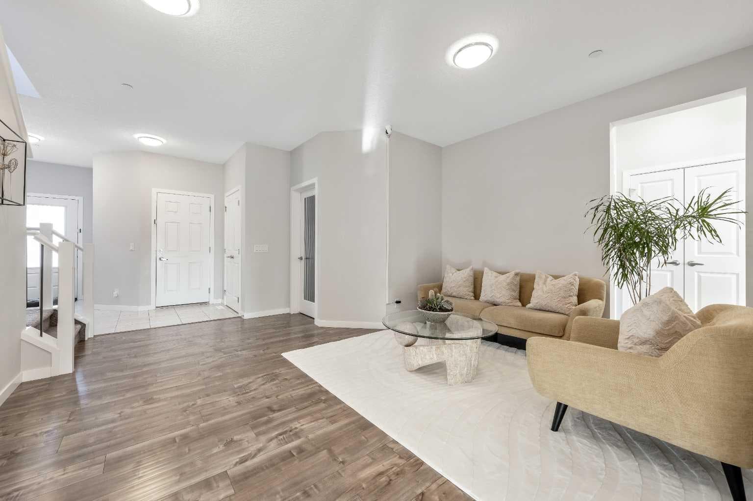 240 Lucas Crescent NW — photo 4