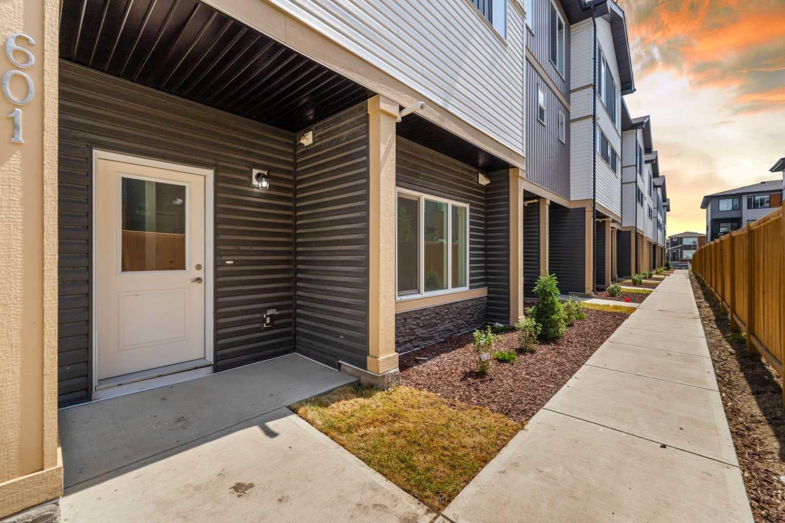 602, 90 Corner Meadows Manor NE — photo 1