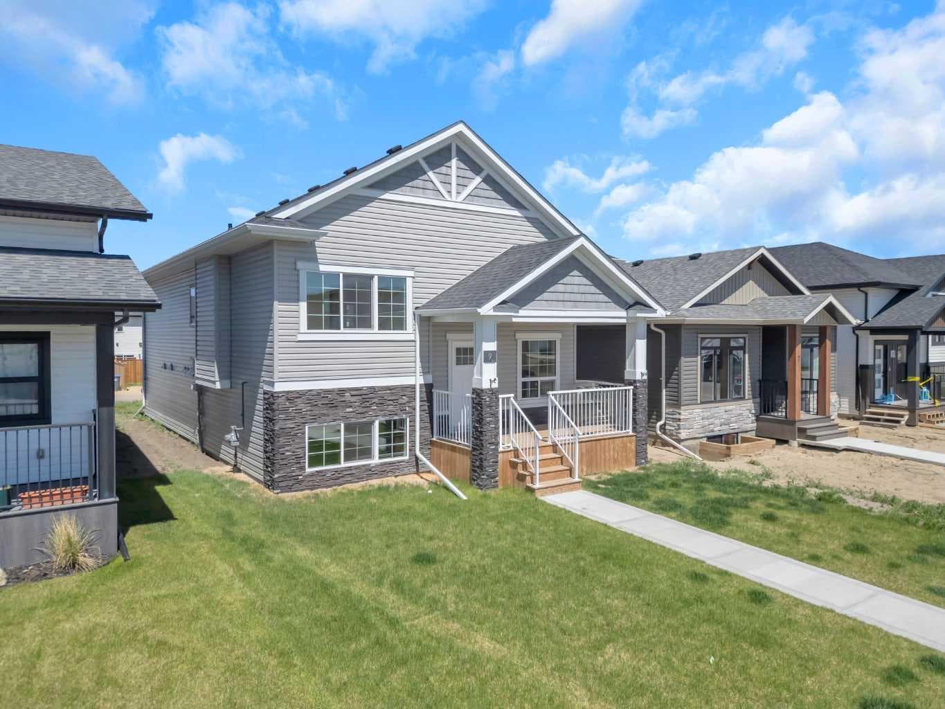 9 Ian Way — photo 1