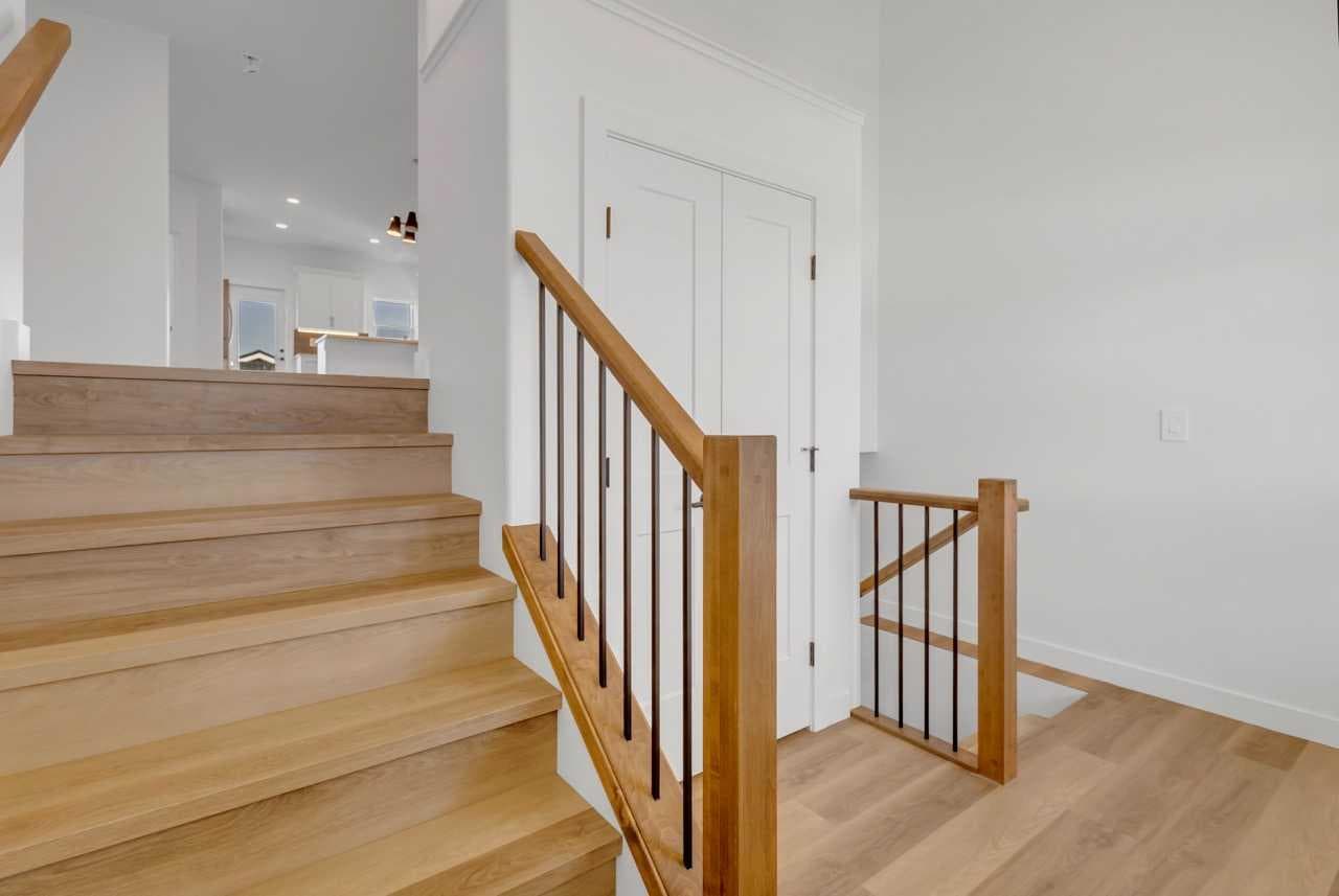 9 Ian Way — photo 2