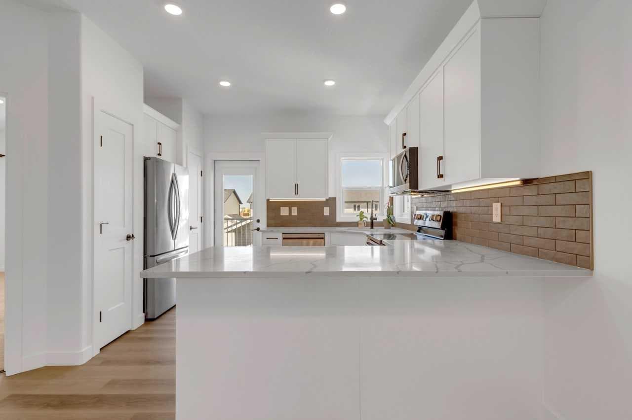 9 Ian Way — photo 5