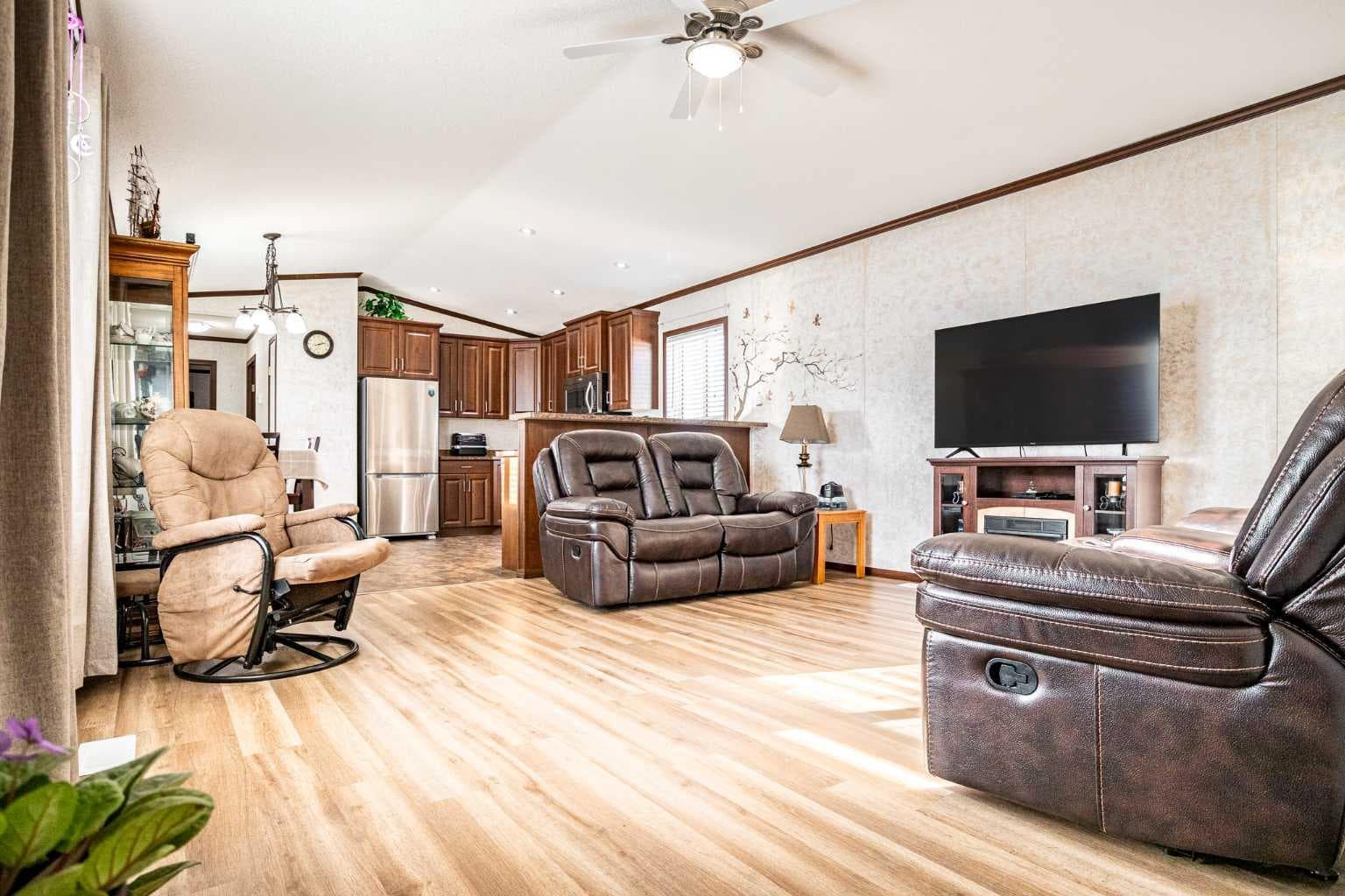 37 Maple Drive — photo 2