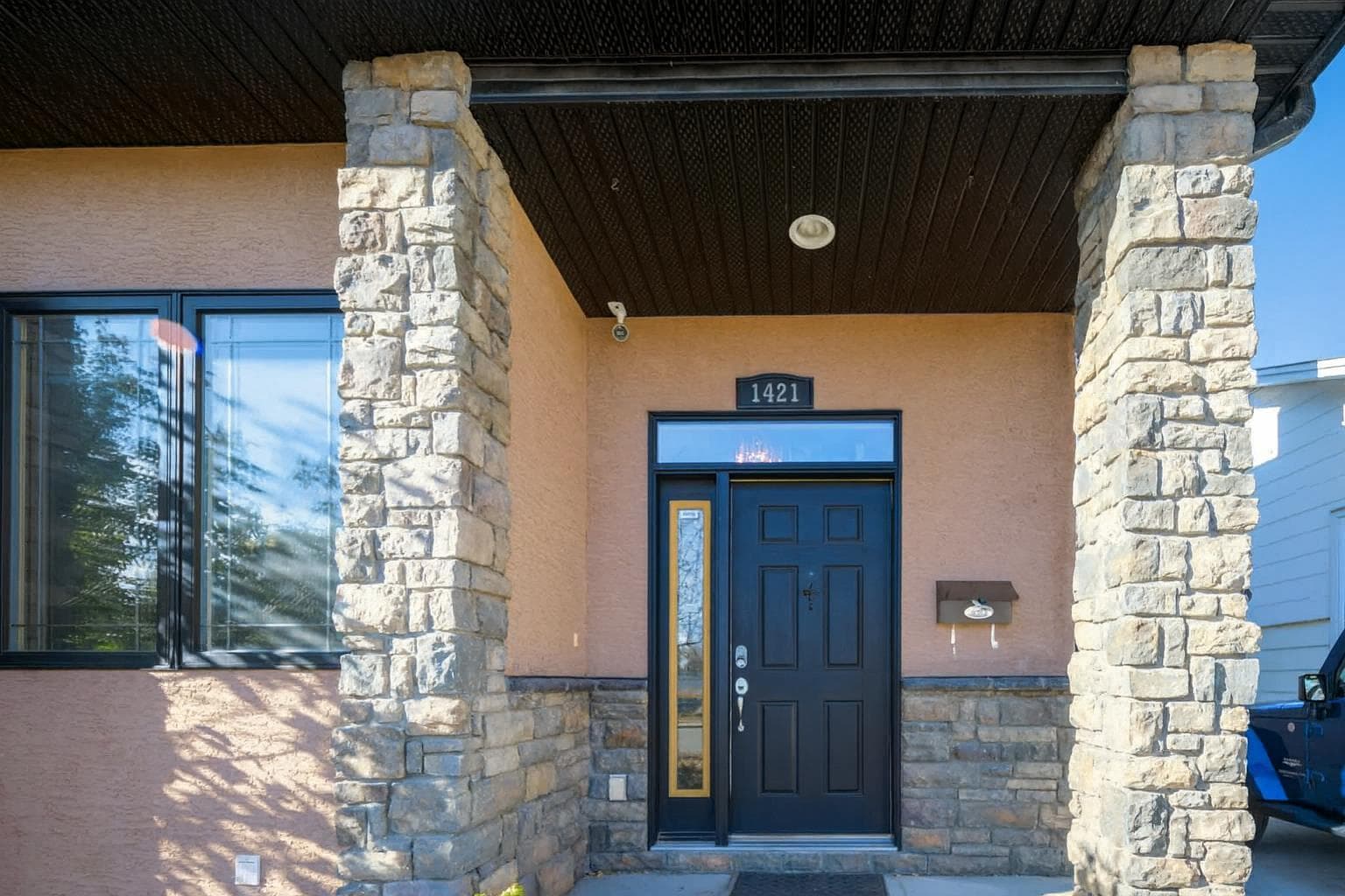 1421 40 Street SW — photo 2