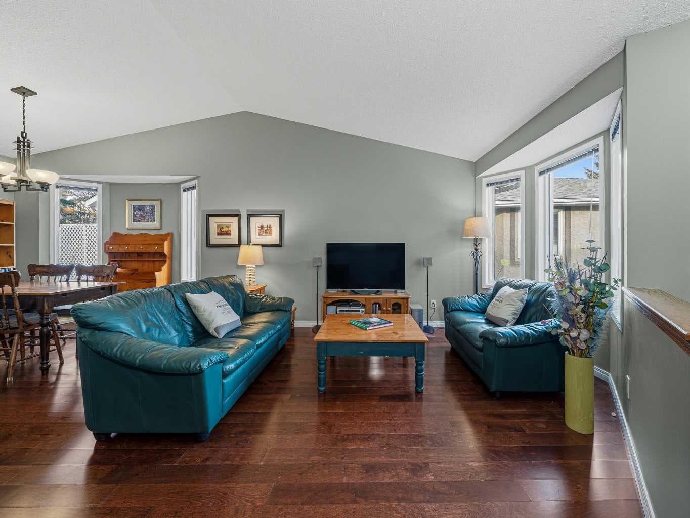 301 Arbour Cliff Close NW — photo 3
