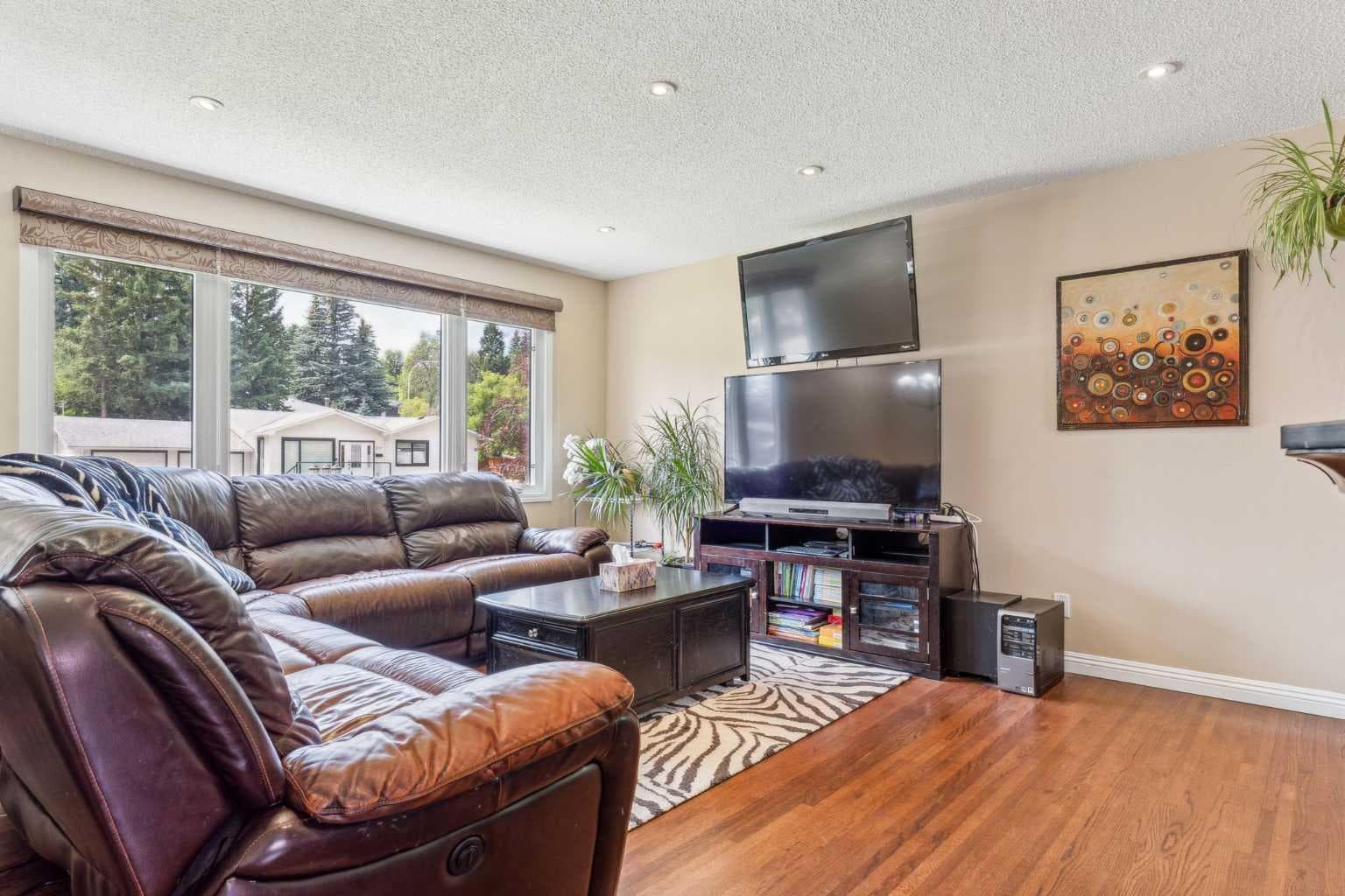 320 Haddon Road SW — photo 3
