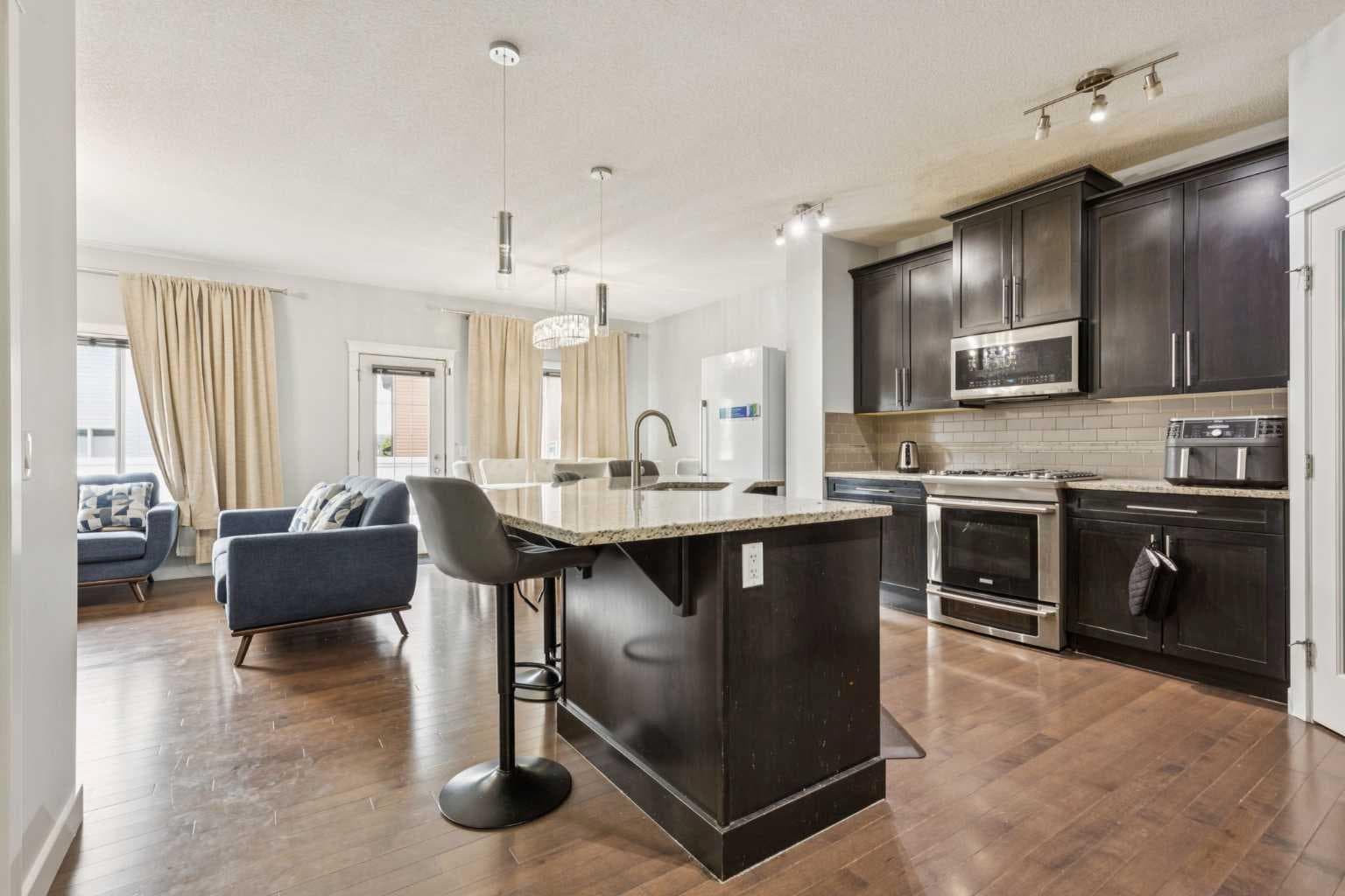 325 Evanspark Gardens NW — photo 2