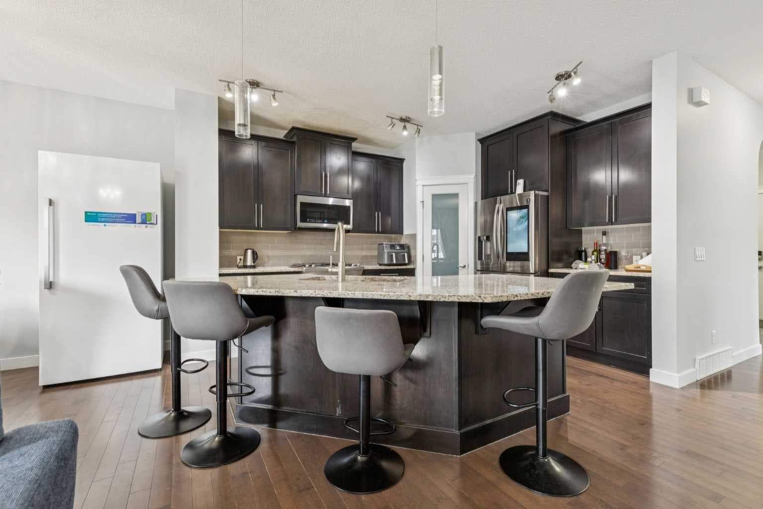 325 Evanspark Gardens NW — photo 3
