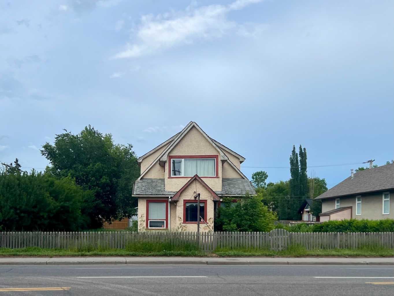 1312 Edmonton Trail NE — photo 1