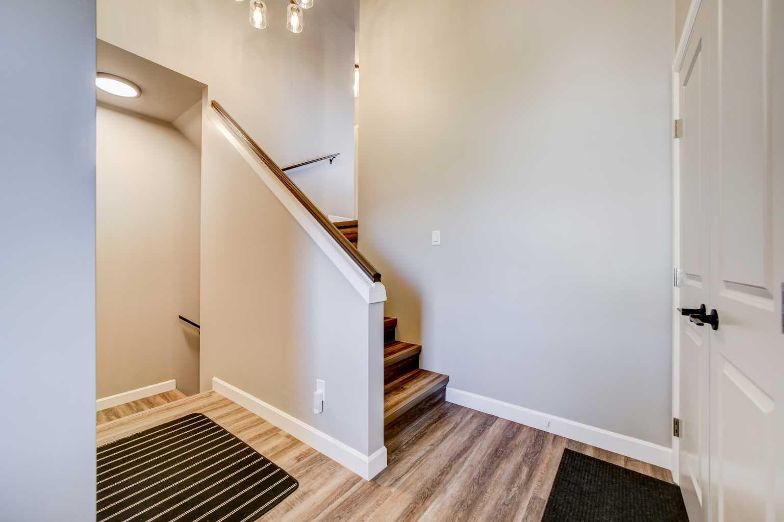 1029 Livingston Way — photo 2
