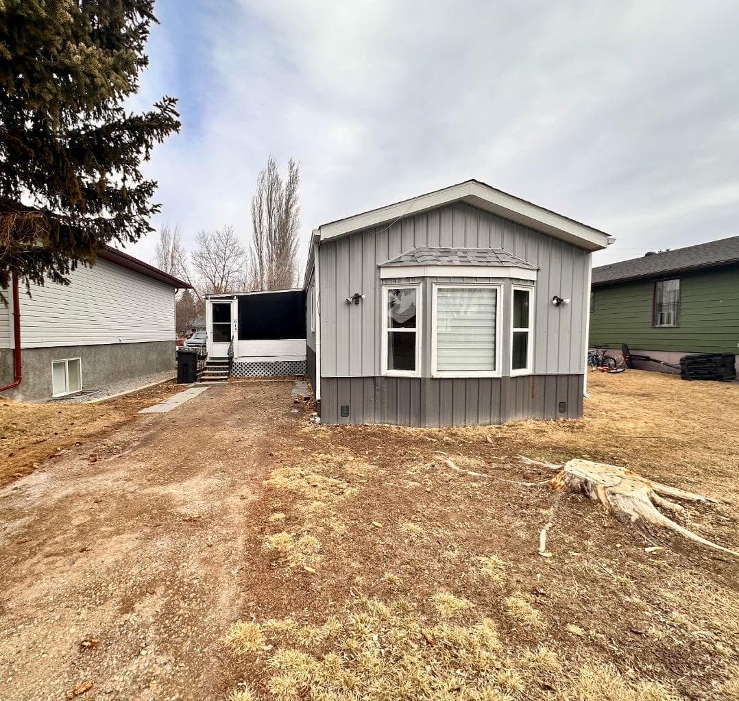 613 Iris Street — photo 1