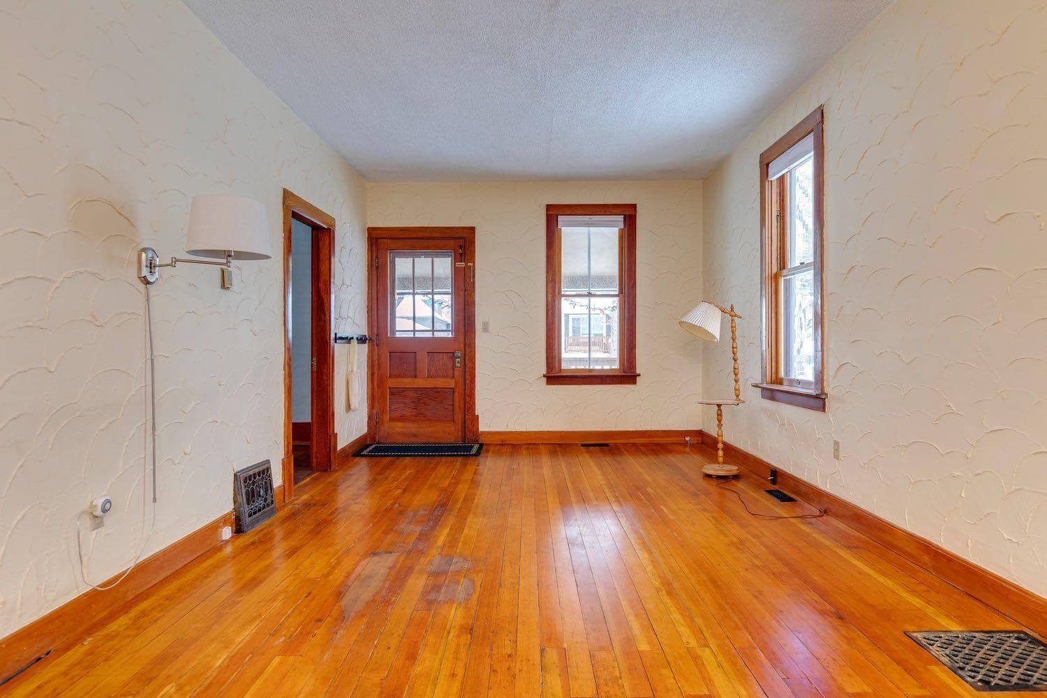 77 Elma Street W — photo 3
