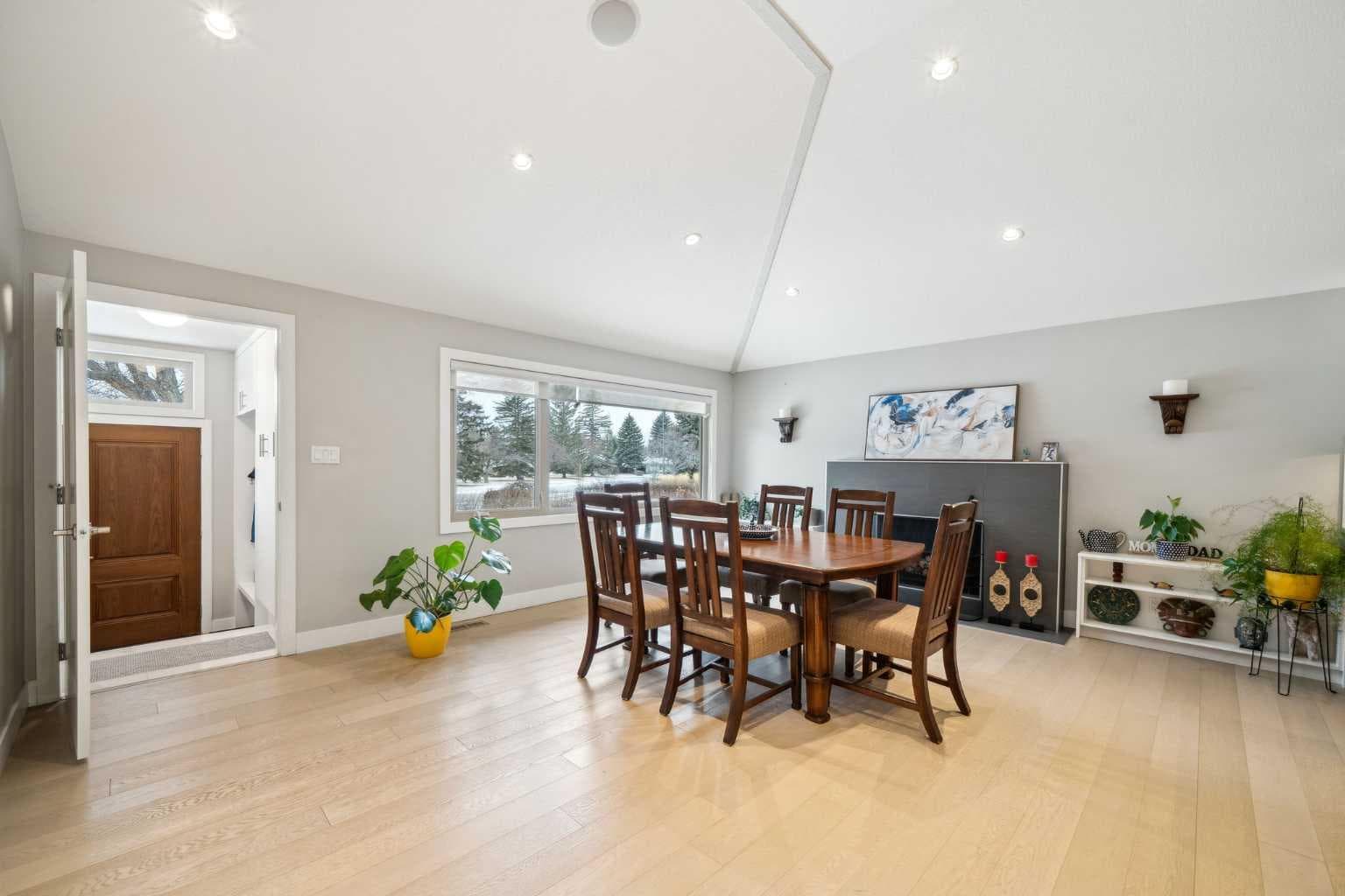 16 MEADOWLARK Crescent SW — photo 3