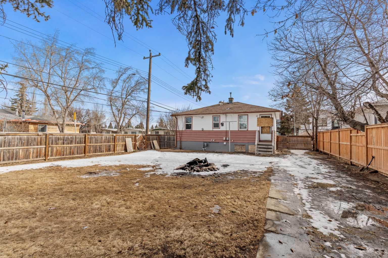 1403 43 Street SW — photo 2