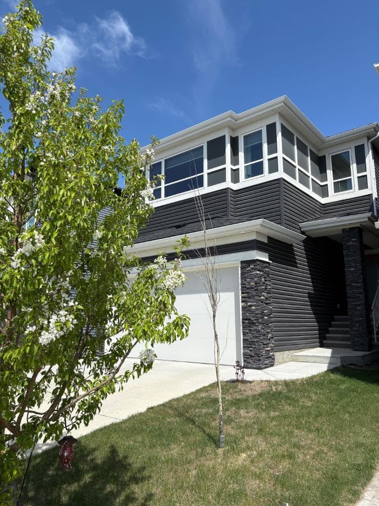 98 Lucas Crescent NW — photo 1
