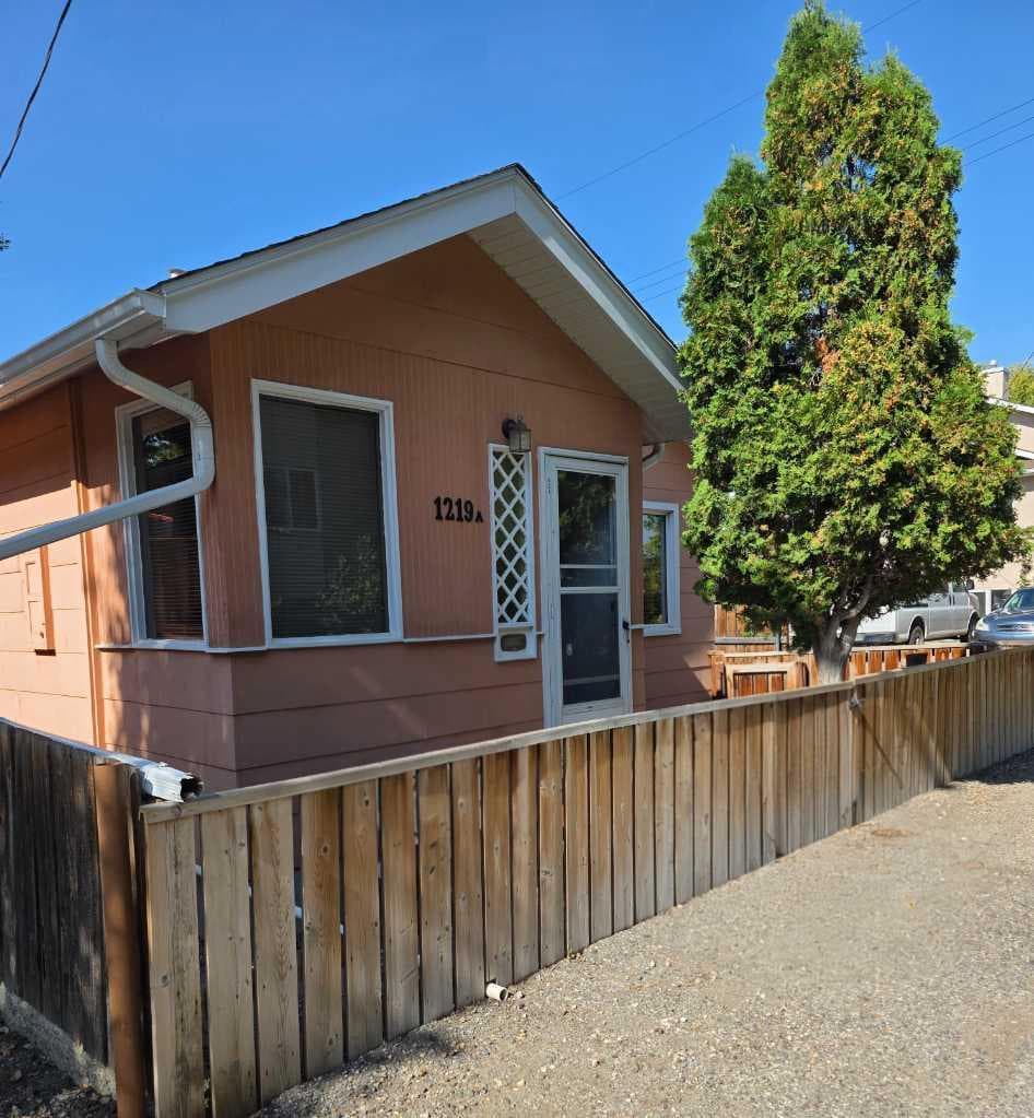 1221 (1219A) 4 Avenue S — photo 1