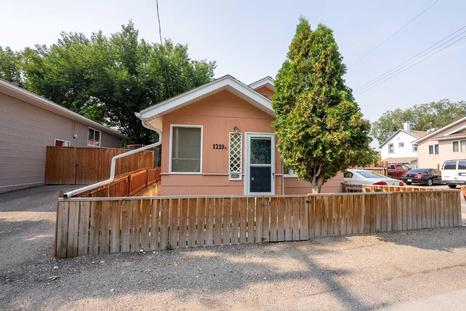 1221 (1219A) 4 Avenue S — photo 2