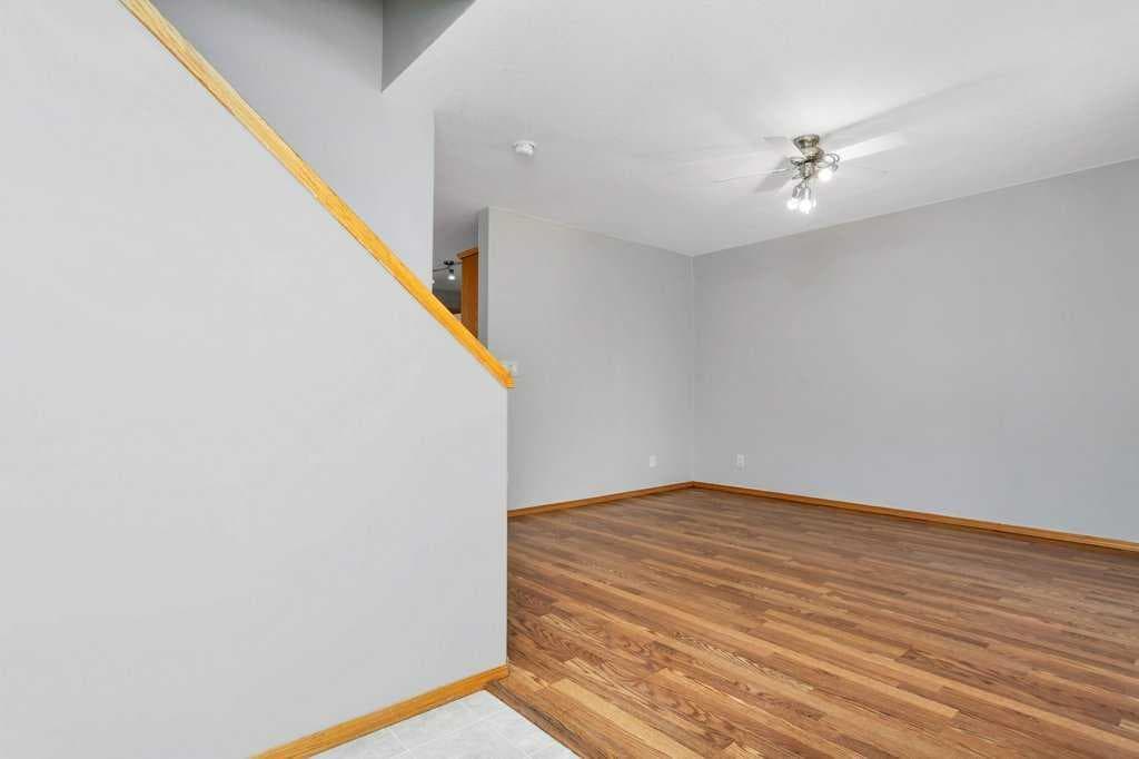 220 Deschner Close — photo 4