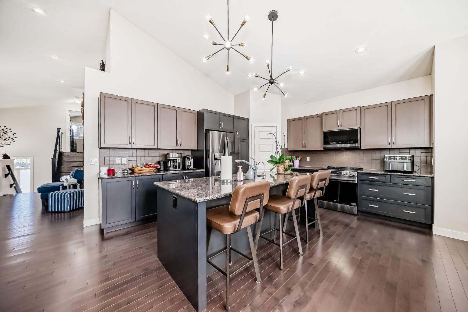 612 Montgomery Close SE — photo 4