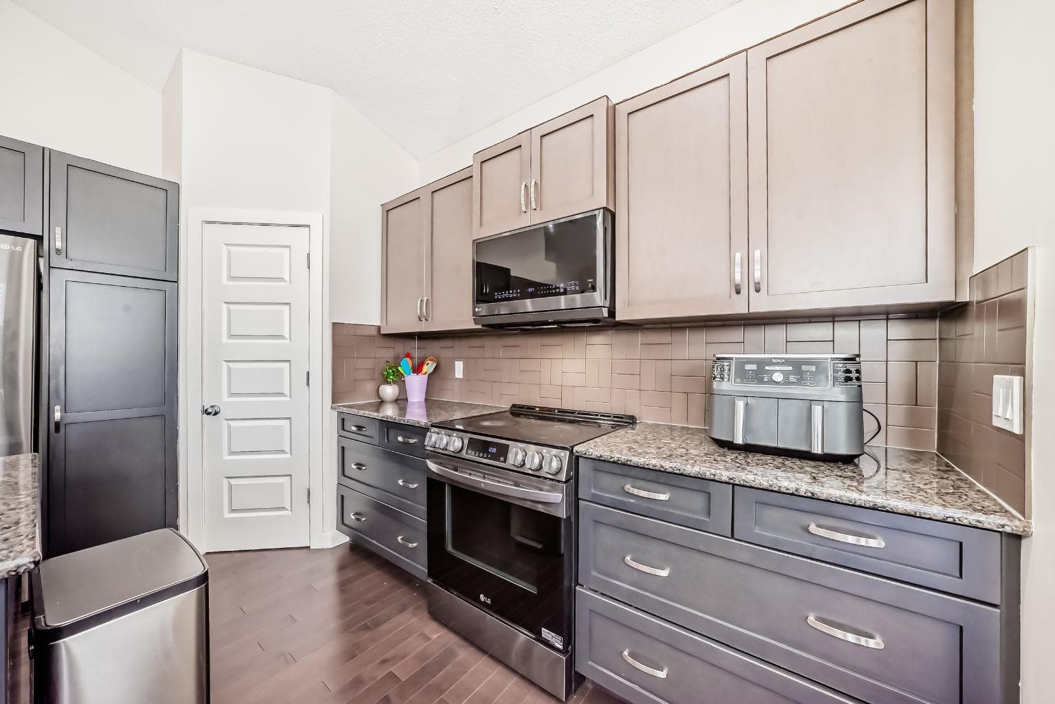 612 Montgomery Close SE — photo 5