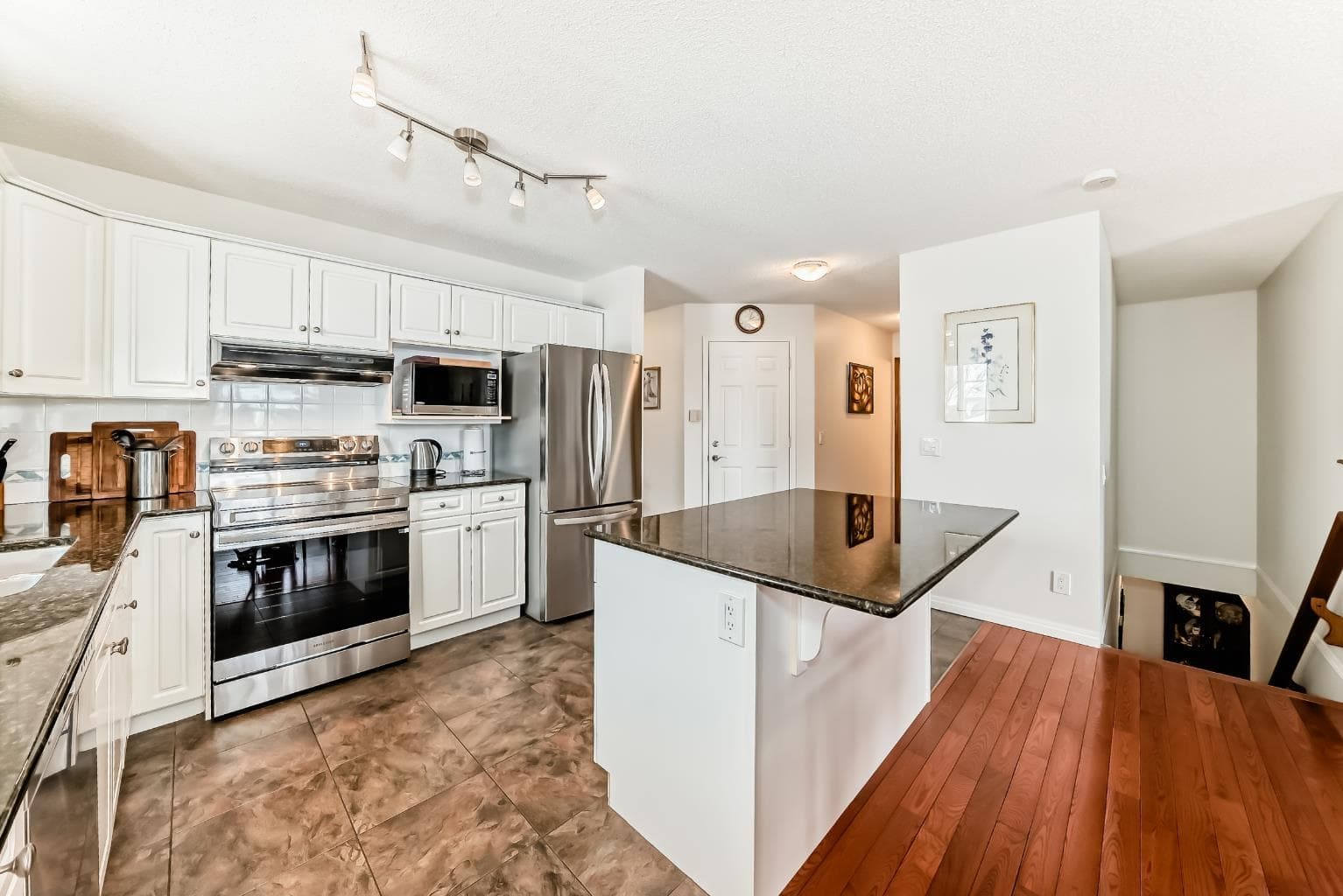 157 Hawkstone Manor NW — photo 5