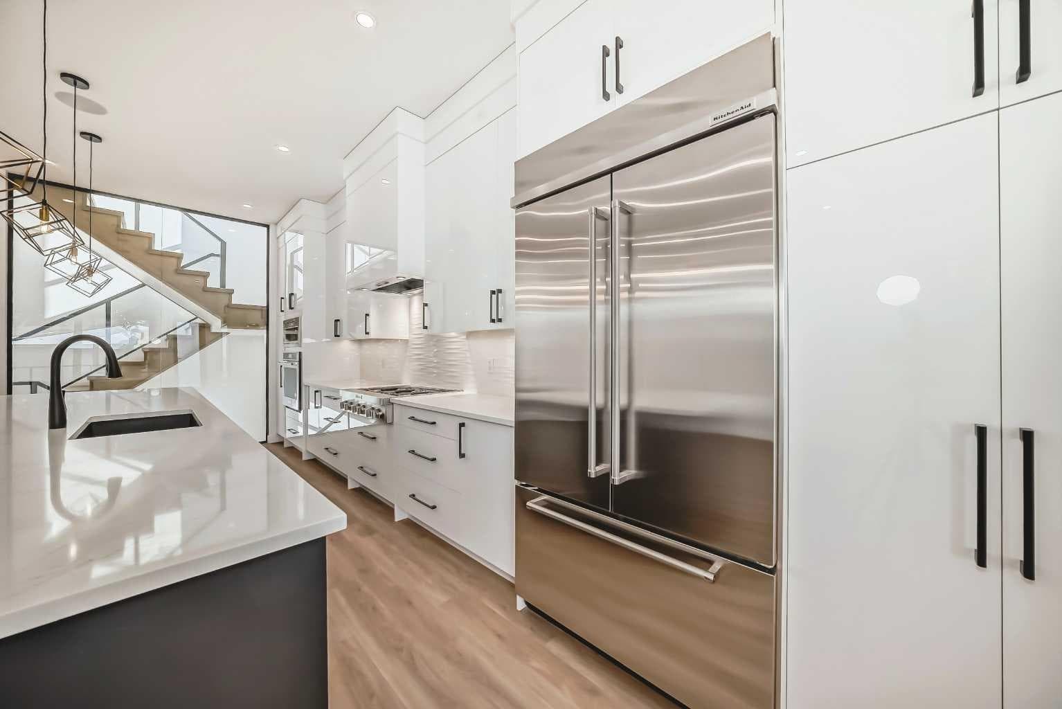 2107 Victoria Crescent NW — photo 3