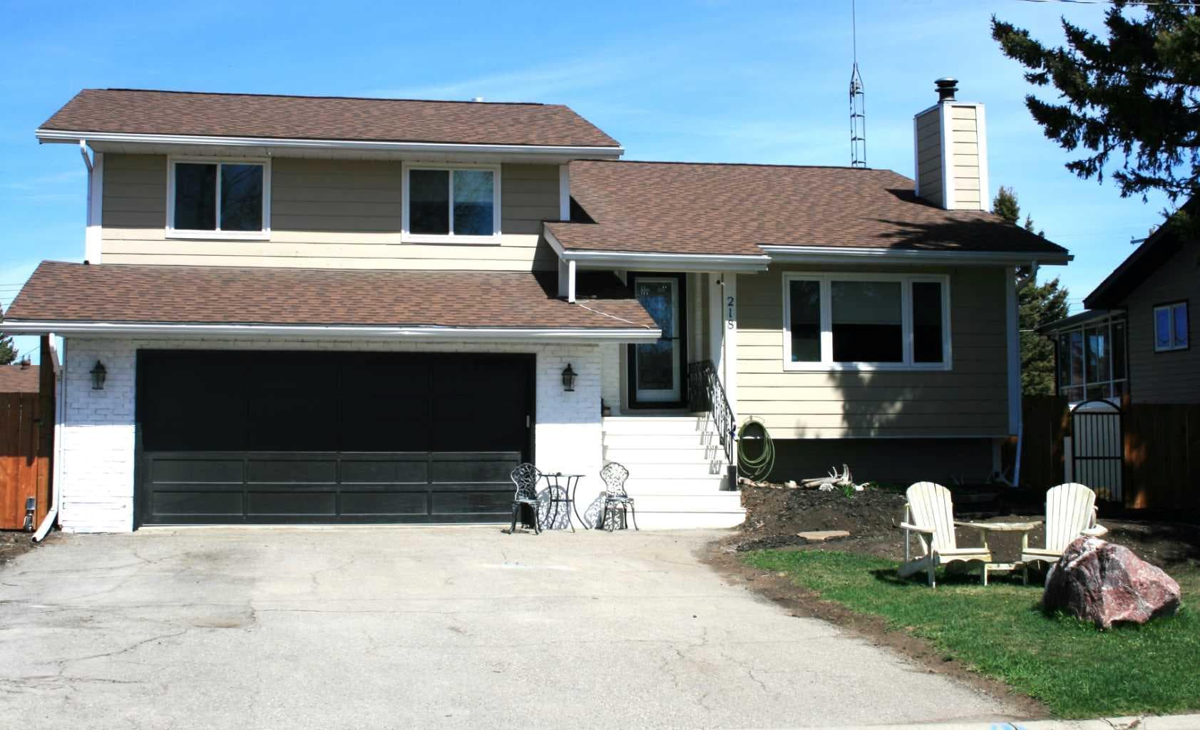 218 8 Avenue NE — photo 1