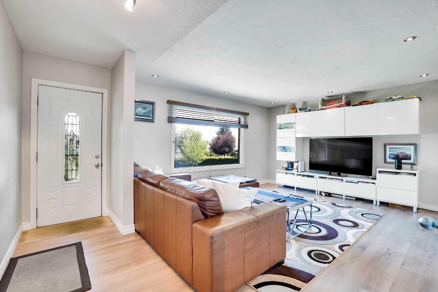 52 Harrow Crescent SW — photo 4