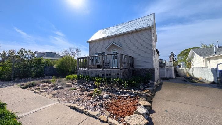 311 47 Avenue W — photo 1