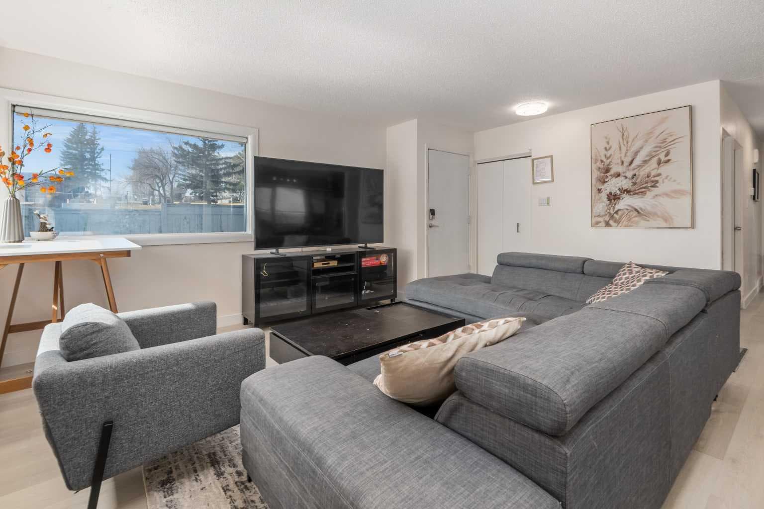 4504 14 Street NW — photo 2