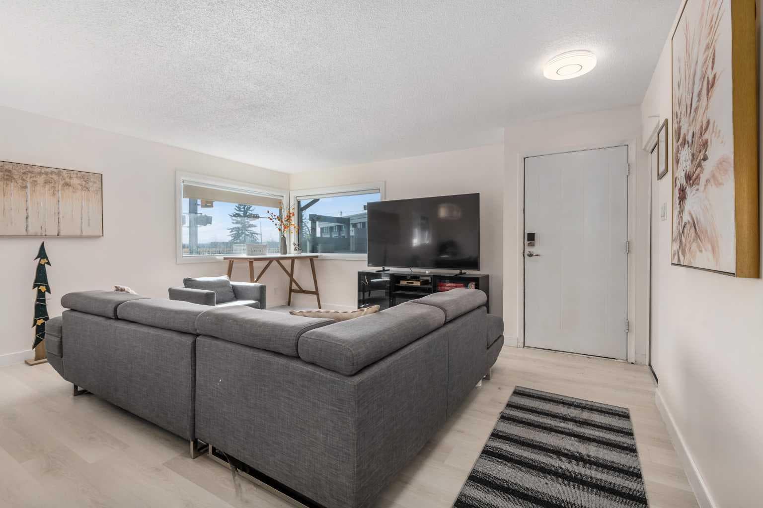 4504 14 Street NW — photo 5