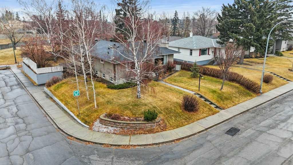 3204 24A Street SW — photo 2