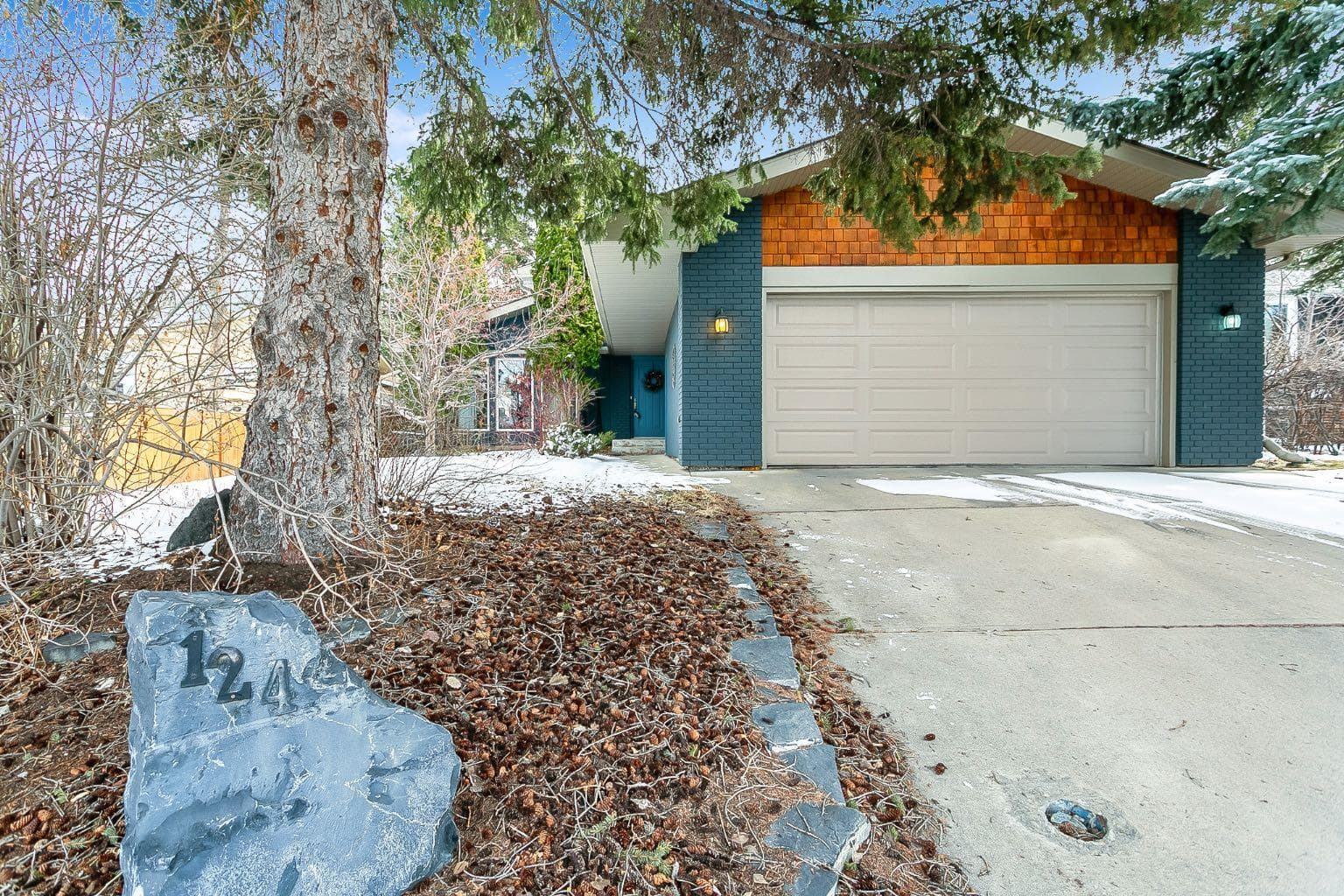 Detached in Oakridge