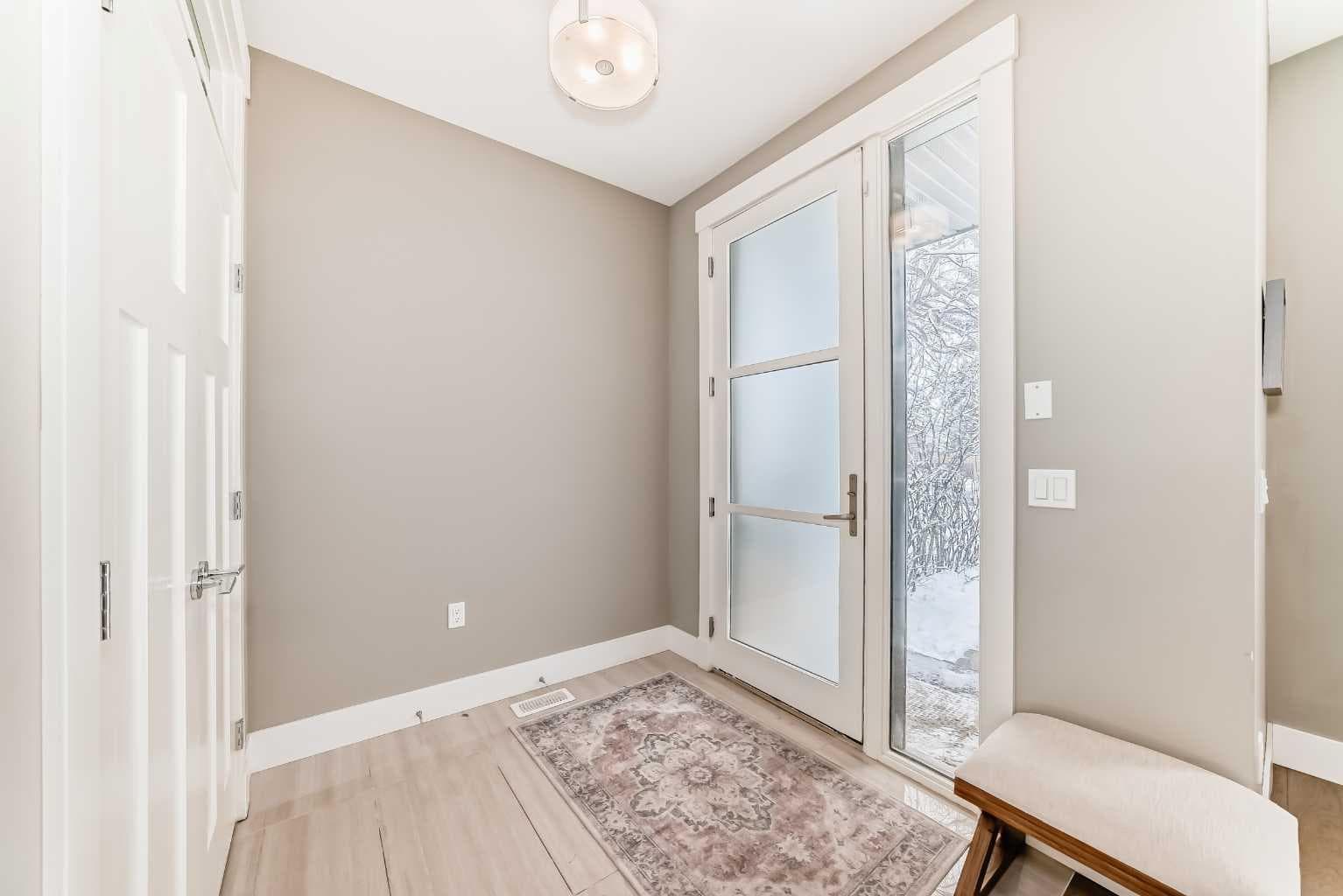 2117 51 Avenue SW — photo 2