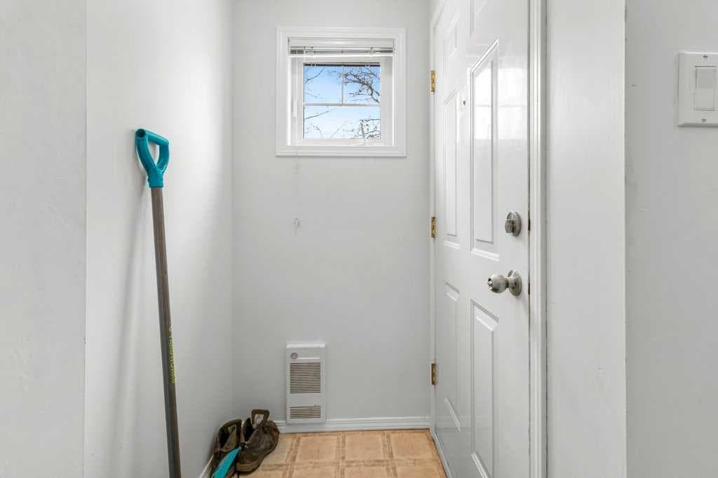 2001, 5220 50A Avenue — photo 3