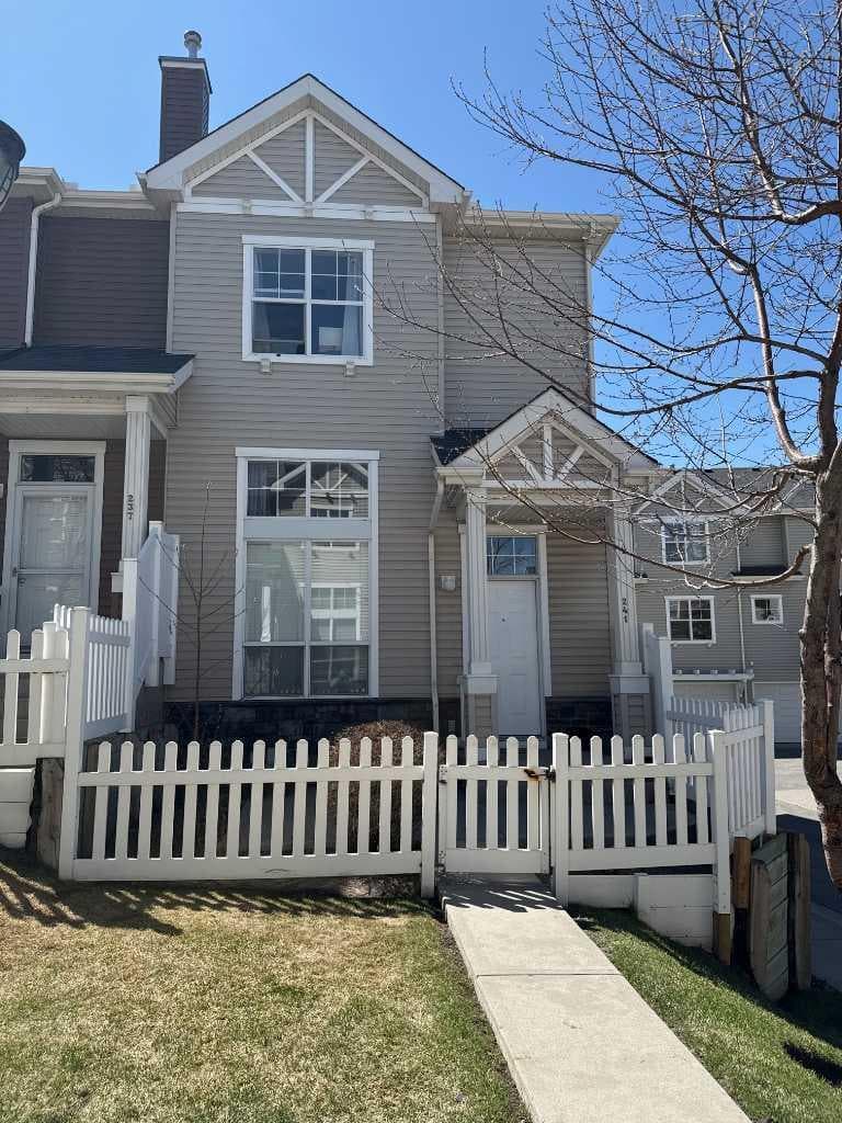 241 Elgin Gardens SE — photo 1