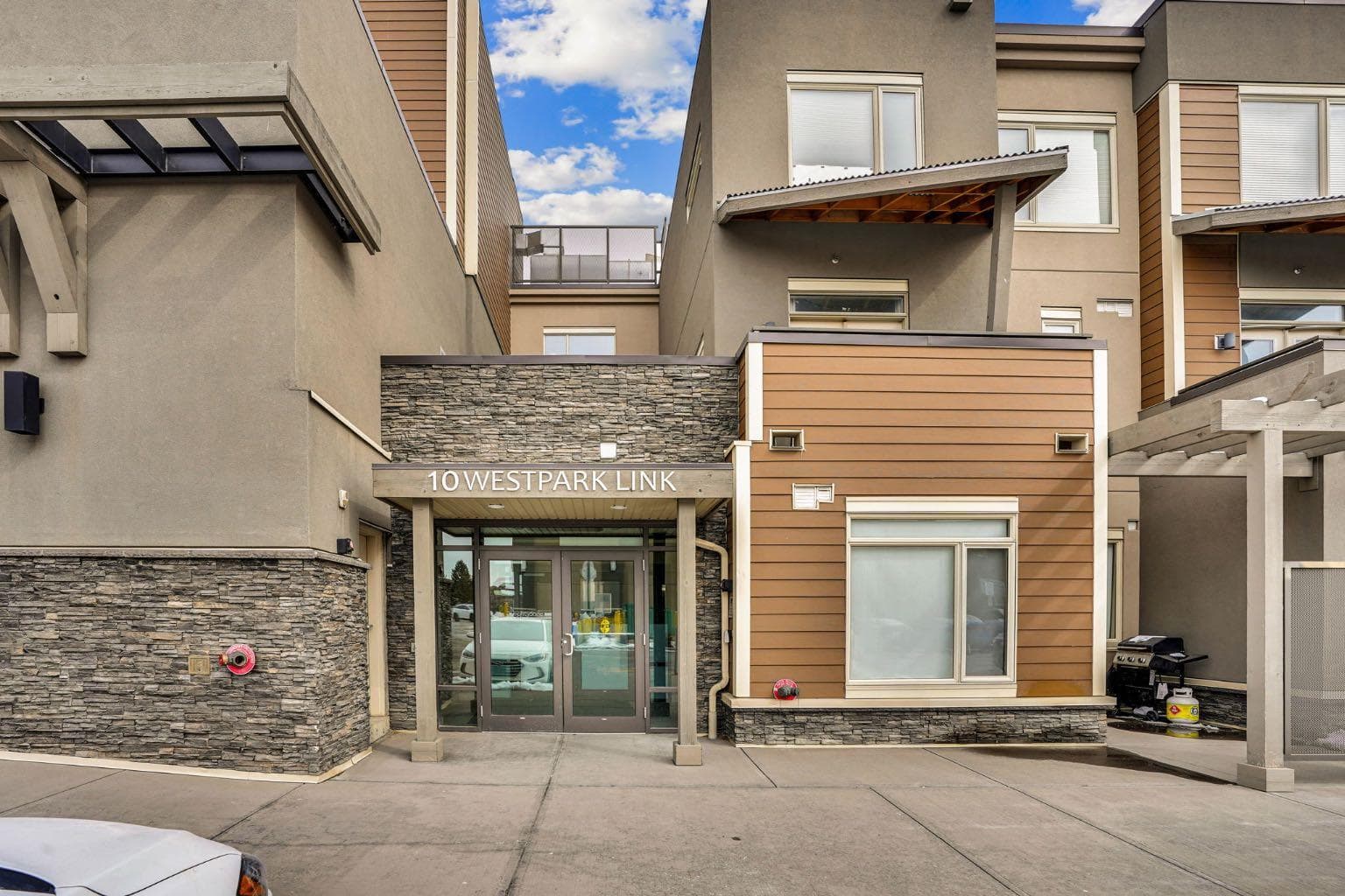 228, 10 Westpark Link SW — photo 2