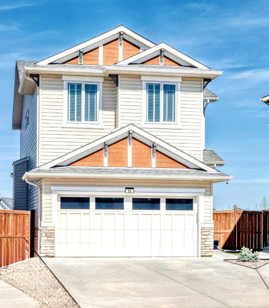 35 Walden Mount SE — photo 1
