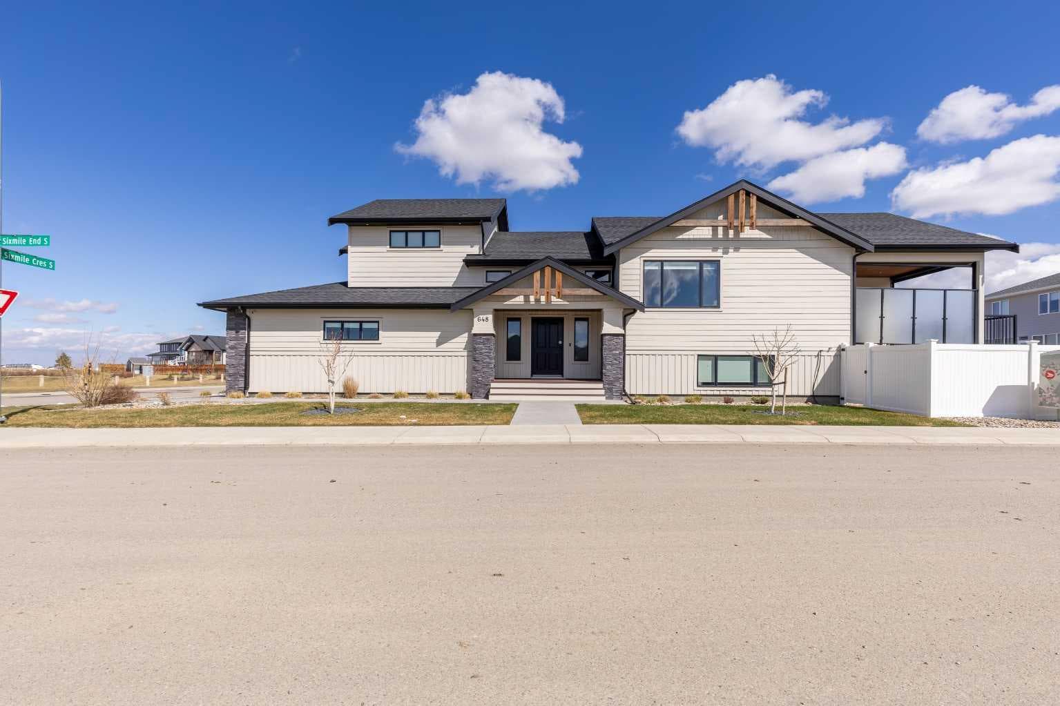 648 Sixmile Crescent S — photo 1