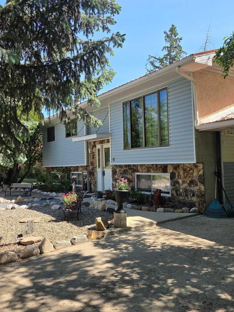 40 Charlesworth Crescent E — photo 2