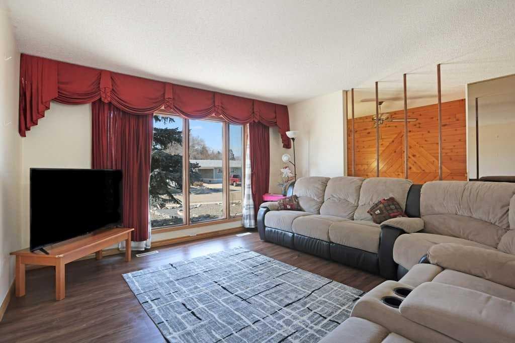 40 Charlesworth Crescent E — photo 5