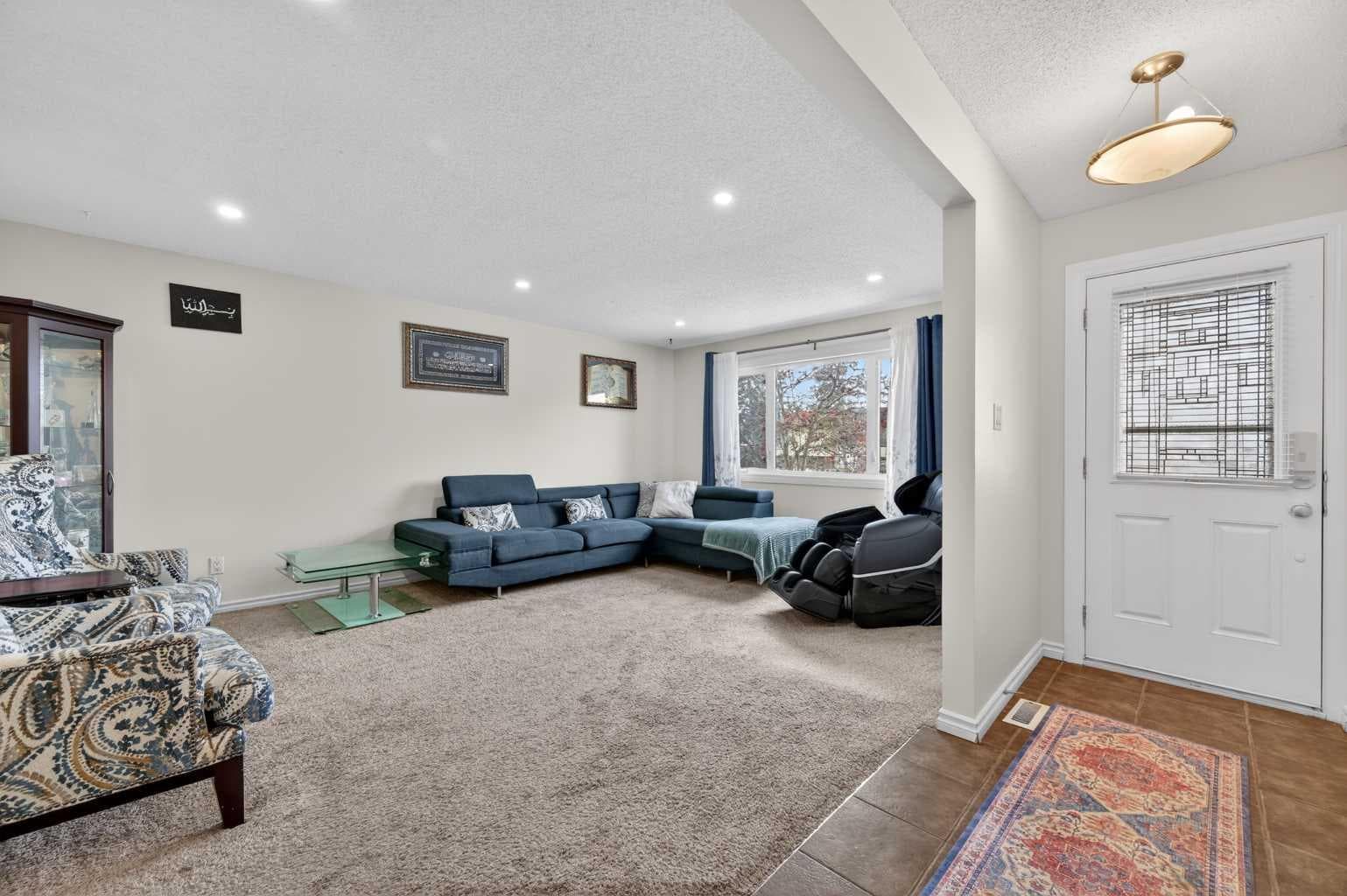 5835 28 Avenue NE — photo 4