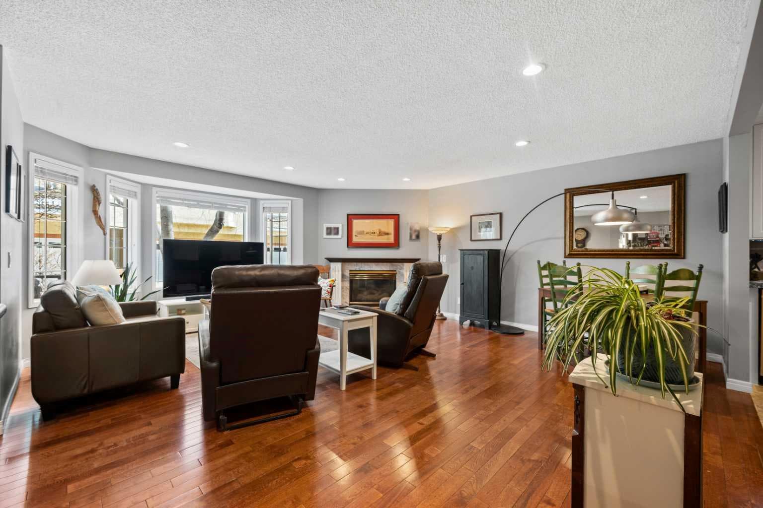 38 Richelieu Court SW — photo 4