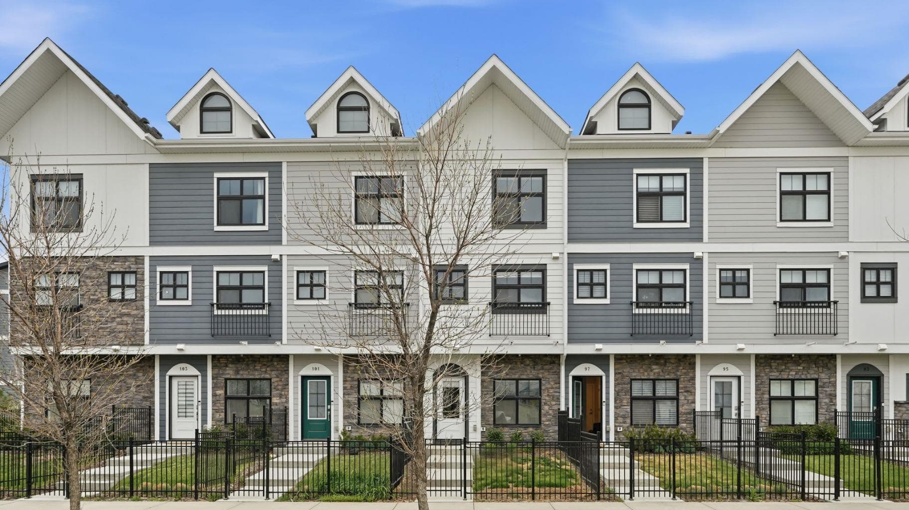 Row/Townhouse in Douglasdale/Glen