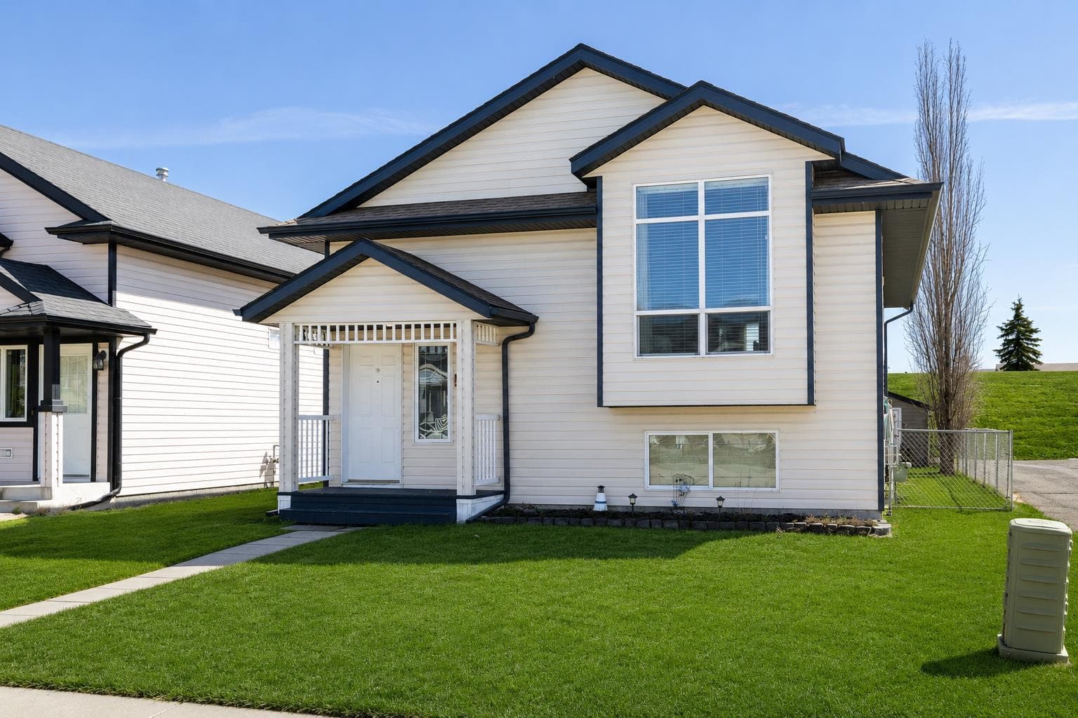 4406 54A Avenue Crescent — photo 1