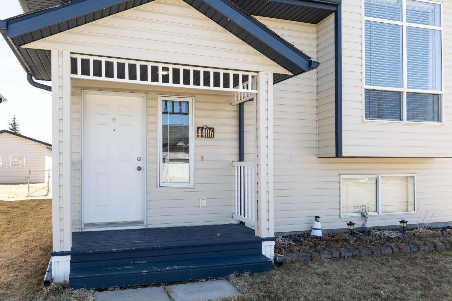 4406 54A Avenue Crescent — photo 2