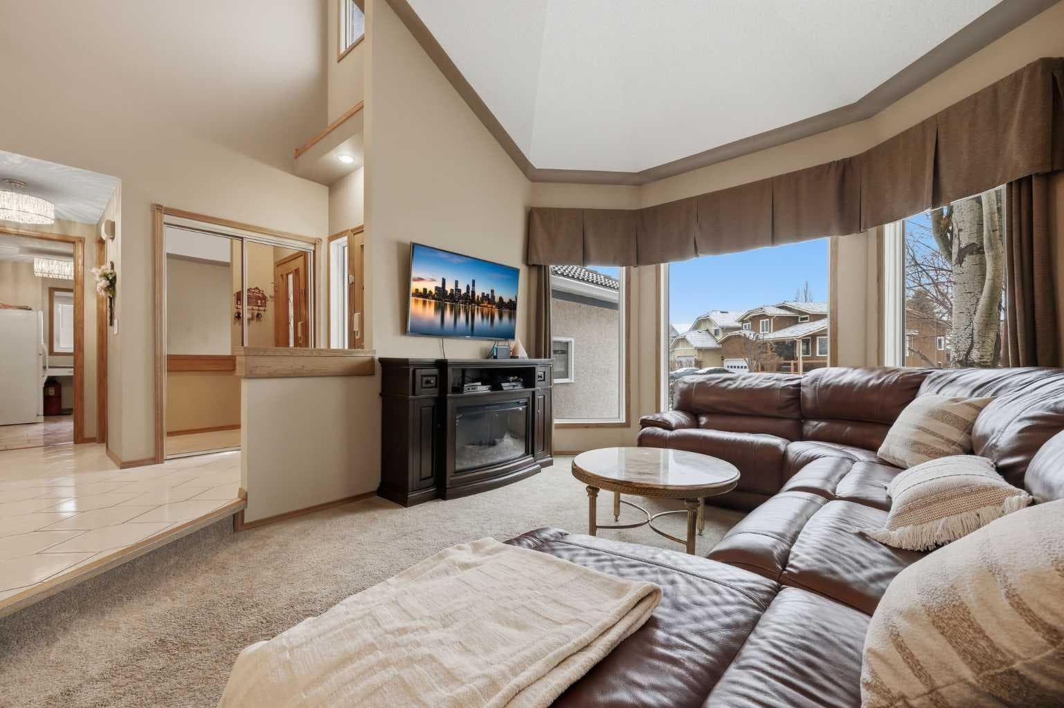 729 Woodbriar Place SW — photo 3