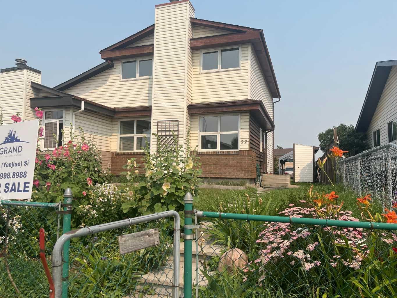 22 Whitman Close NE — photo 1