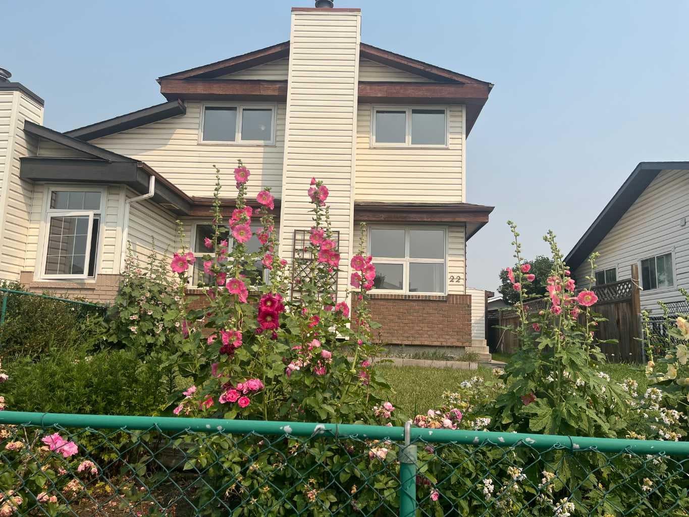 22 Whitman Close NE — photo 2